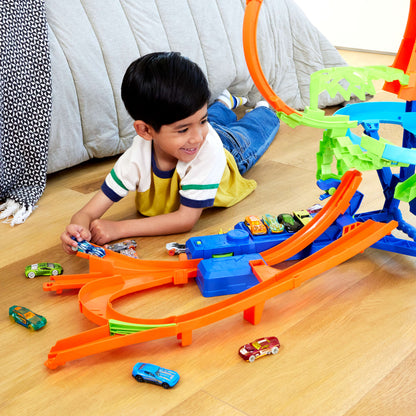 Hot Wheels Stunt Tracks Mid-Air Crash Track Set with Toy Cars