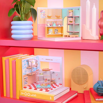 Miniverse Make It Mini Spaces Starter Pack Red Miniature Display and Customization Set
